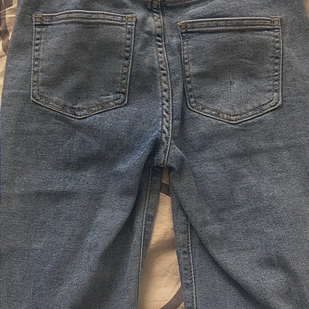 det här är Light wash jeans jag fick från shein den är för liten/kort för mig men den kan gå över om man bär 140 i jeans!! jag är 159 cm. Jag säljer den för 180+ frakt. Jeans & Byxor.