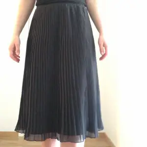 En fin svart kjol som är använd ett fåtal gånger. Säljer för att den aldrig kommer till användning. 