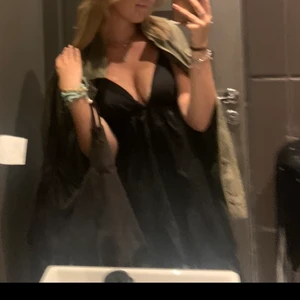 Populära ZARA klänning  - Har växt ur den populära slutsålda ZARA klänningen, så nu säljer jag den!! Bra skick och välskött! Bud från 300☺️