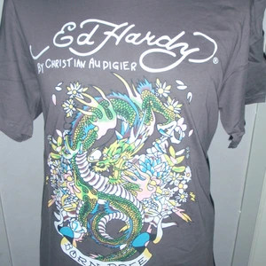 Ed Hardy  - Säljer 1st helt ny Ed Hardy T-shirt.  Säljes enligt bilden. 