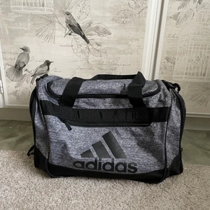 Adidas bag  - Adidas bag, snygg men kommer inte till användning. Knappt använd. Skulle säga att den är medium storlek ❤️
