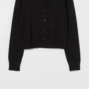 Kofta - Säljer denna fina kofta ifrån hm! Använt fåtal gånger, så bra skick. Kontakta för intresse eller frågor💓 Köparen står för frakten 📦 