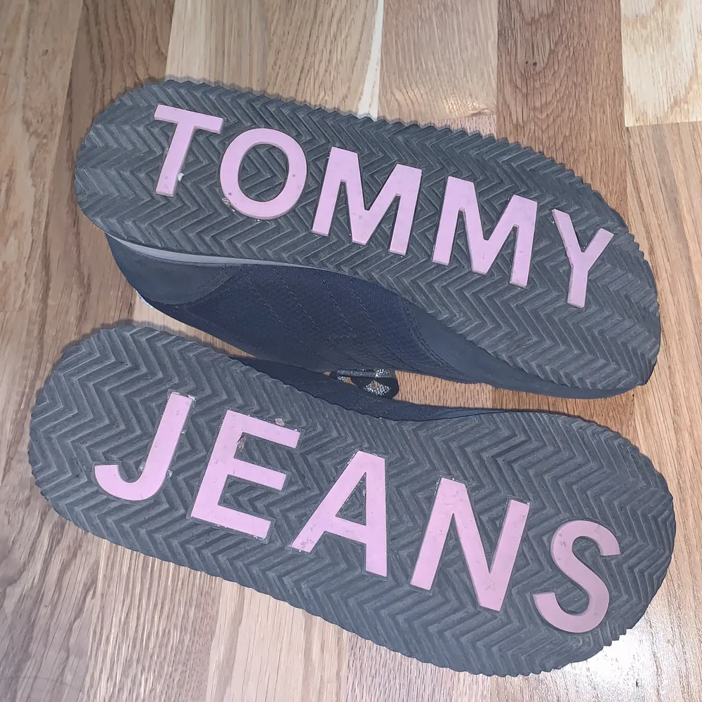 Äkta Tommy Hilfiger.Nyskick. Enbart använda några gånger. Storlek 36. Skriv vid frågor och för mer bilder.. Kengät.