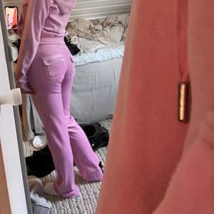 Säljer mina juicy couture byxor i  färgen Orchid (slutsålda online) då de är något för stora för mig:( tvättade en gång och därför inte precis lika mjuka som ett par nya. Men fortfarande bra skick! 