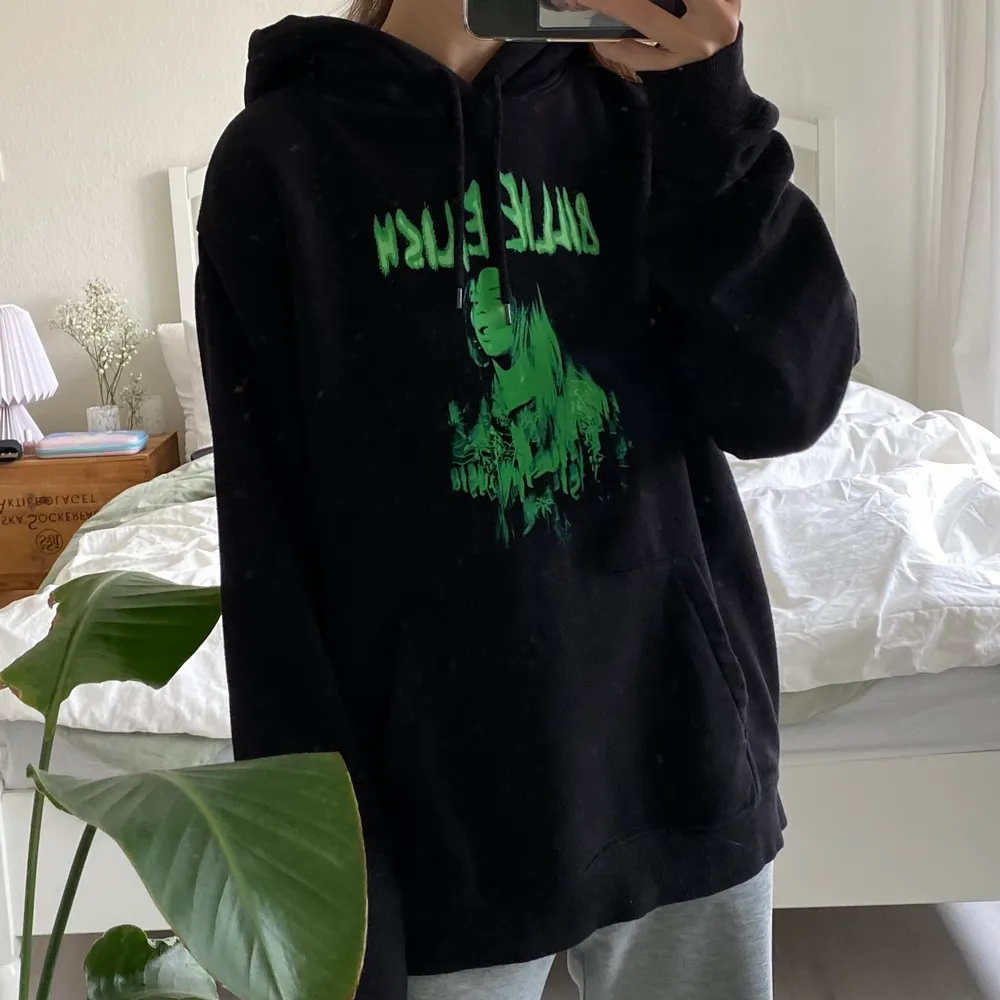 Billie eilish hoodie köpt på killavdelningen på h&m. Den är i storlek L och jag har vanligtvis storlek S i toppar. Skicka privat vid frågor eller intresse!🤍. Hoodies.