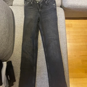 Svarta zara jeans med slit -  Använt 2 gånger men är fortfarande i bra skick, lite svårt och se hur dom ser ut på dessa bilder men hör av er vid intresse eller någon fundering 💗😊