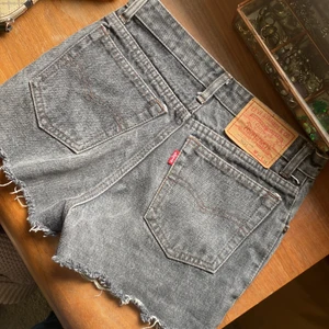 Jeanshorts - Dessa skitsnygga Levis 501 shorts som tyvärr är alldeles för små för mig❤️ storlek 27