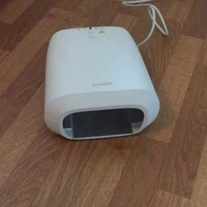 Uv-lampa - Säljer denna uv-lampa då den inte kommer till användning, den är i superbra skick och jag har änvänt den fåtal gånger och den blev köpt för 300.