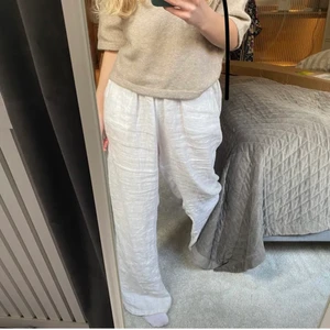 Linnebyxor  - Så fina linnebyxor från &other stories! Nyskick, endast använda ett fåtal gånger. säljer då jag har ett annat par linnebyxor. Storlek xs men skulle säga att de passar xs-m! Hör av er för fler bilder 💗