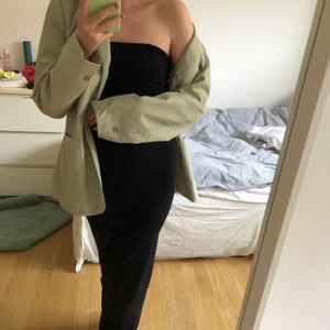 Tubklänning - Funderar på att sälja denna jättefina tubklänning från Acne. Den är seemless och påminner om passformen på Skims klänning. Storlek XS men skulle säga att den passar perfekt även som S. Säljer endast vid bra bud