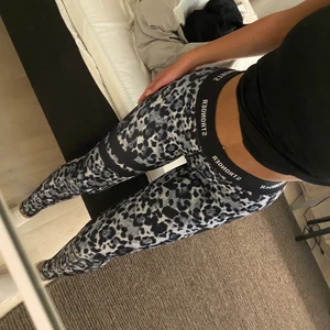 Träningstights  - Träningstights från stronger, vilket även står på benet och runt midjan, sjukt sköna och stressigt material 💞