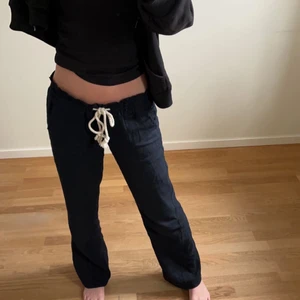 Linnebyxor  - Säljer mina svarta linnebyxor som är väldigt lika Roxy modellen. Innebenslängden är 64, strl S