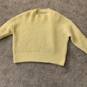Stickad gul zara tröja i storlek S - Den här har använts mycket 