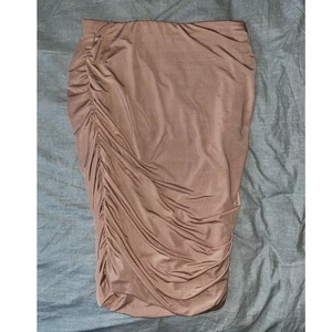 Kjol - Oanvänd pennkjol i mjukt ”silkes” tyg I storlek L men pga töjbart tyg så passar den även en XL