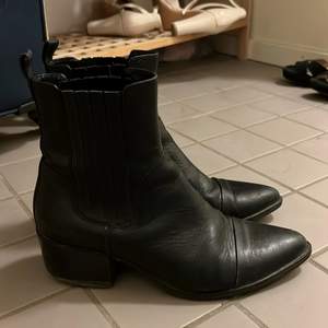 Leather in black, size 38