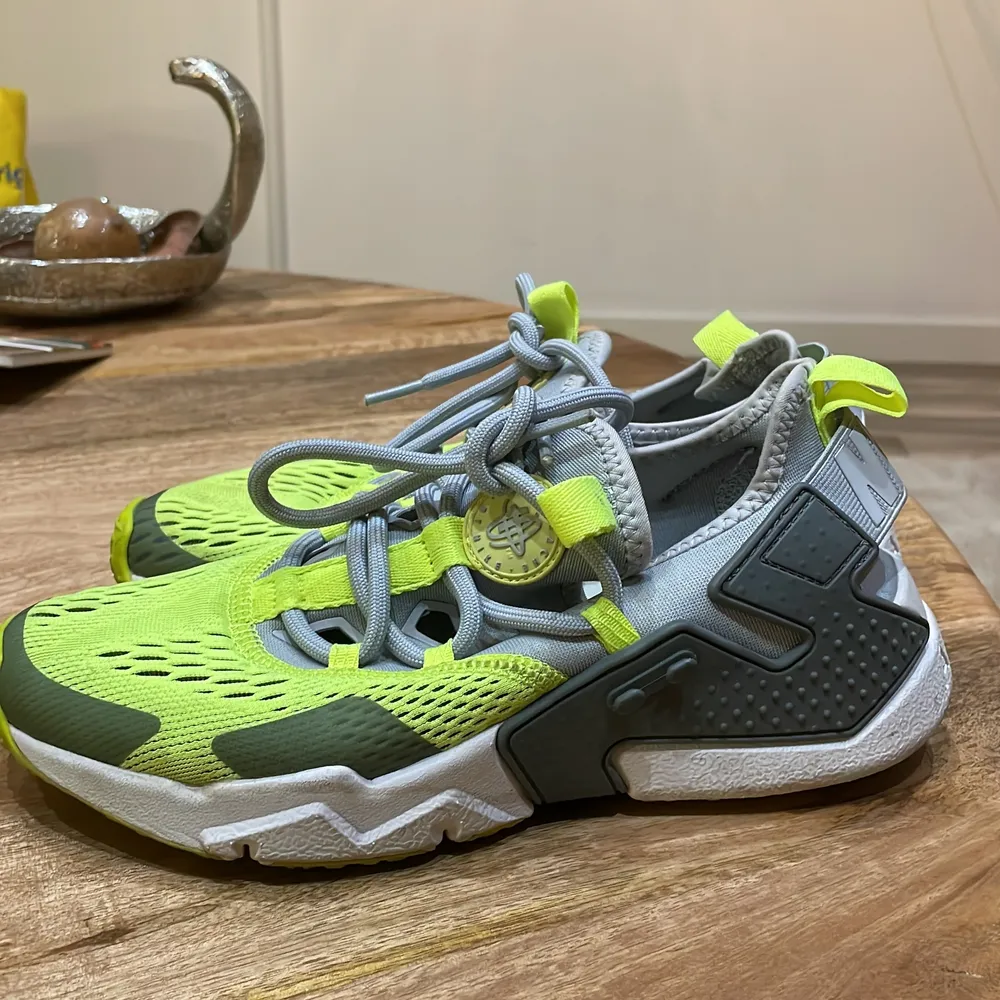 Riktig fina och nya Nike skor i färgen neon grön/gul,Knabbt använda 2 gånger . Skor.