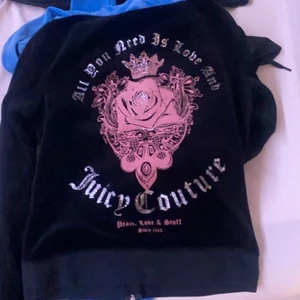 Juicy couture - Säljer denna svarta ”gamla” juicy tröja. Den är i storlek XL men passar mig som har Xs och S.