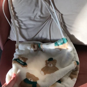 Handväska/axelväska - Säljer otroligt söt hand/axelväska med teddybjörnar på 🧸. Skönt material och så gott som ny!💗 Skriv privat vid intresse, frakt tillkommer 66kr (spårbart)📦