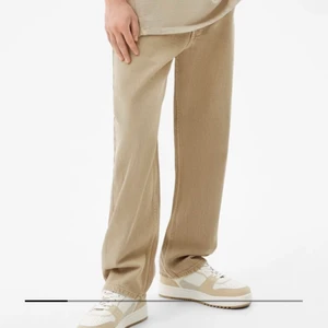 Bershka jeans - Skitsnygga bershka jeans i beige färg. Är tyvärr för stora för mig. Endast använda två gånger, inga defekter eller fläckar. Storlek 32, hör av er för fler bilder! 