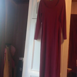 St: 34 - 36 - Röd långklänning. Jag är 160 lång och den går ner till mina fötter. Nästan helt oanvänd. 