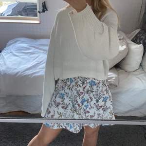 Klänning perfekt nu i sommar som är vit med färgglada blommor med snörning på sidan sååå fint med en stickad tröja över en sommarkväll🌸🌸🌸storlek 36 säljs för 50💕