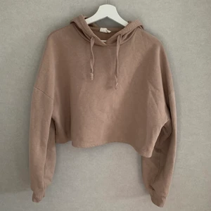 Croppad hoddie  - En snygg croppad hoddie från ginatricot som passar till de mesta, bra att träna i eller ha till ett var snygga byxor. Perfekt varm till sommaren. För mer bilder kontakta mig💜