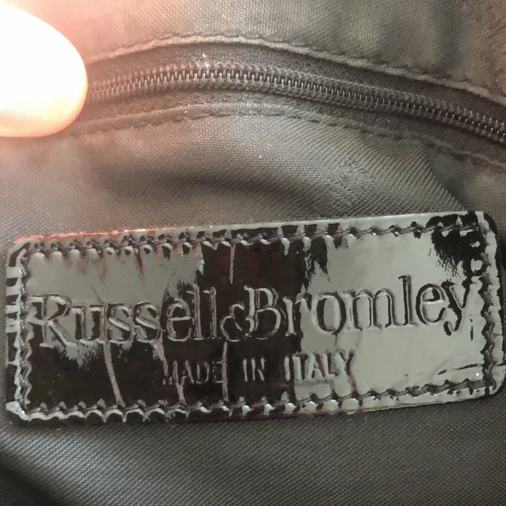 En hand väska från Russell& Bromley. Accessoarer.