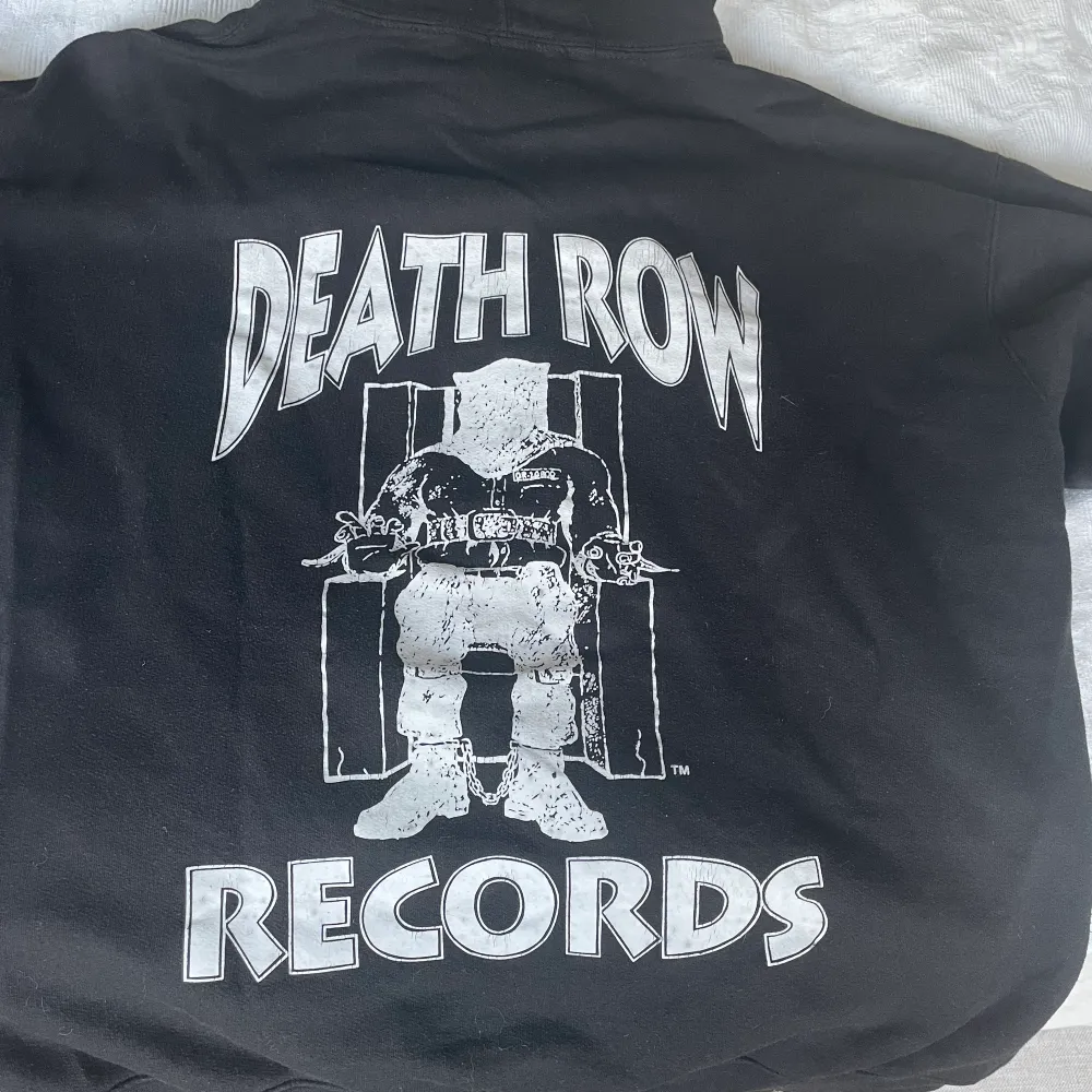 En death row records hoodie i strlk M, sitter lite overzised och sjukt bra passform, anledning till att jag säljer är pga att den är för kort!. Hoodies.