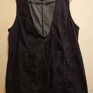 Jeansväst plussize  - Jeansväst med fickor. Hel och ren. Använd en gång. Tunnt och stretchigt tyg. 