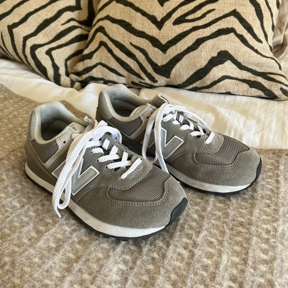 Säljer dessa ur snygga New balance 574💫 Skorna har inte kommit till användning för mig på grund av att dom är ganska små i stoleken. Jag har vanligtvis 38 i skor men dessa var för små💓💓 Köparen står för frakten (80kr). Skor.