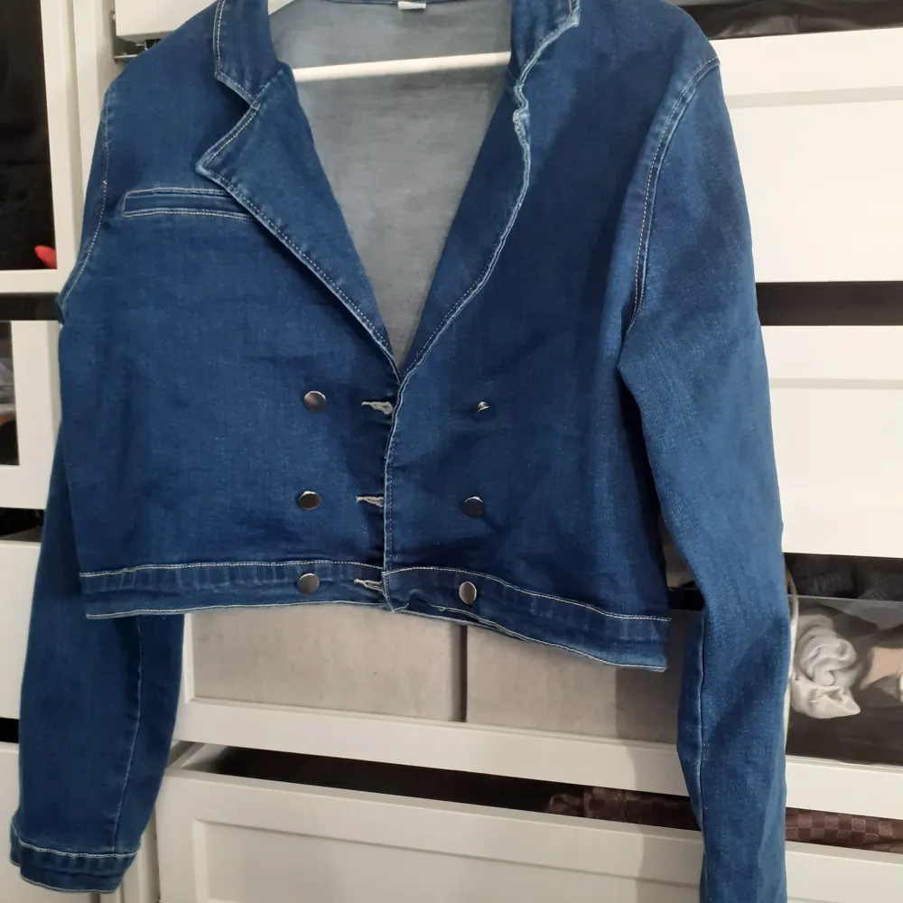 Denim cropped jacket with button detail -Size L -New never worn 💫Dont be hesitant to message for any questions about the product (Only in English) 💫. Jackor.