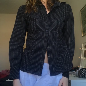 Figursydd skjorta  - Säljer denna snygga figursydda skjorta! 