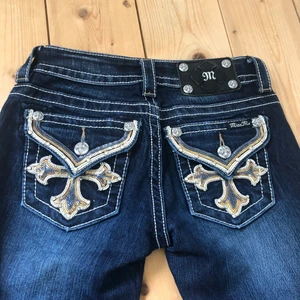 Miss me jeans - Säljer mina miss me jeans då dom är för små för mig. Raka, lågmidjade vintage jeans💓 Orginal pris ligger runt 900-1500kr. 