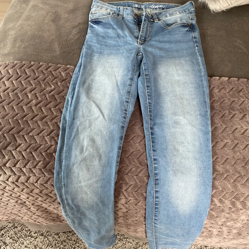 Blå skinny jeans från denim och de är aldrig använda. Lite lösare där nere. Sitter bra i längden på mig som är 166 cm.. Jeans & Byxor.