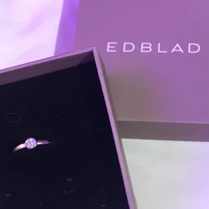 Silver ring 💍  - En oanvänd silverring från Edblad (nickelfri). Ca 2cm i diameter. Diamant på toppen av bandet 💎 Riktigt fin, säljer för att den inte är min stil (fått som en födelsedagspresent) 💗💗 Köptes för 250kr, säljer för mindre än halva priset.