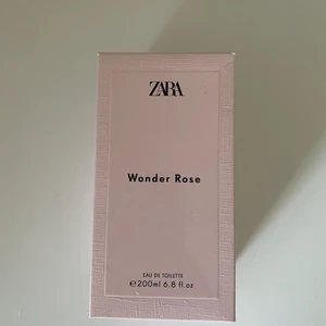 Wonder rosé parfym zara  - Parfym wonder rosé från zara som är helt oöppnad och såklart aldrig använd. Säljer då jag har den lilla flaskan och mycket kvar i den💗 skriv så kommer vi fram till pris 