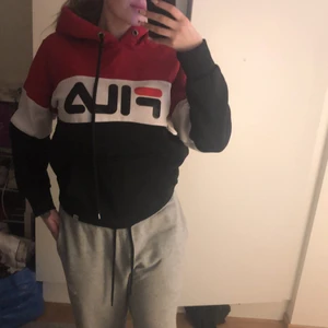 Fila tjocktröja - Tjocktröjan strl S/M hel och ren  Snöret åkte ut men skickas med Säljs i befintligt skick