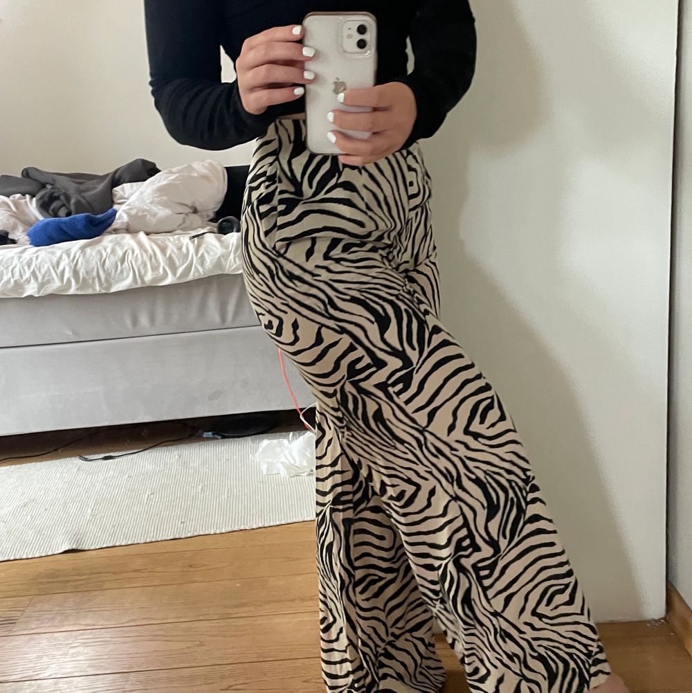 Sköna zebra byxor i storlek M!!. Jeans & Byxor.