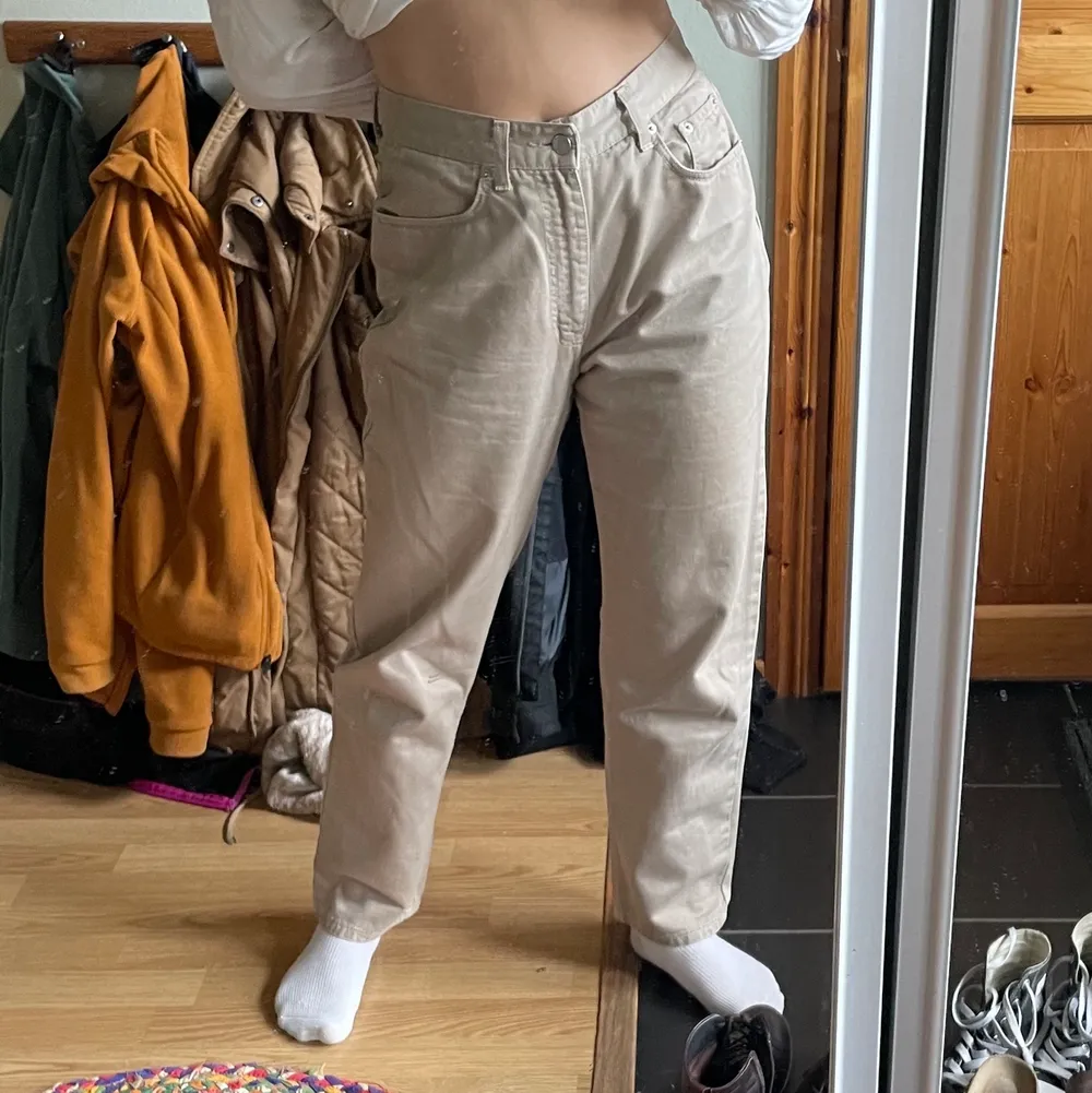 Beiga jeans köpta på plick men säljes för att de är lite för stora. Går ner till hälarna på mig som är 157 cm. Fint skick! Frakt tillkommer. Jeans & Byxor.