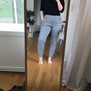 Grå mjukisbyxor - Gråa mjukisbyxor från Bikbok i storlek M, jag skulle säga att de passar en S. Använda och lite noppriga som mjukisbyxor blir, men supersköna fortfarande.