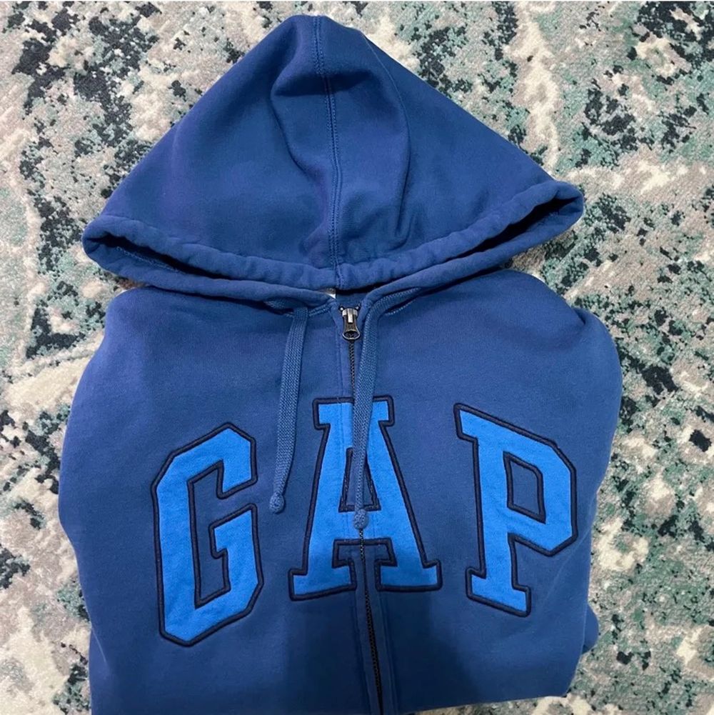Blå gap hoodie i jätte fint skick. Använd max 10 gånger. Slutsåld. Supermjuk inuti💕 + 66kr spårbar frakt / mötas upp. Huvtröjor & Träningströjor.
