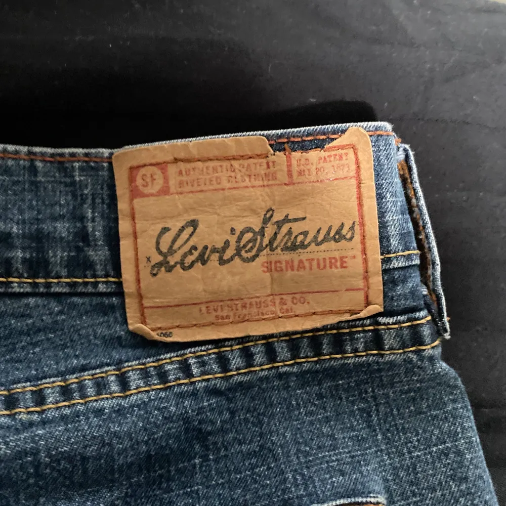 jeans jag använde för över ett år sen. helt nytt stil nu och vill sälja lite gamla fina plagg. dessa jeansen skulle nog passa bra på någon 170-174 cm lång kanske. går att pruta lite kanske. skriv för mer bilder. Jeans & Byxor.