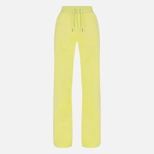 Juicy couture - Båda dressarna är i gott skick, inga fläckar eller hål och jag har inte hunnit använda dom så mycket. Köpta för 2300kr styck på raglady väla. Säljer nu min gula och min bruna dress då dem inte passar mig längre. Byxorna är i storlek M Koftorna är i storlek S Båda byxorna är fint uppsydda för att passa någon i längden 1.60-1.70 (är själv 1.62 och dem sitter bra med lite högre sneakers) Skriv ett meddelande vid intresse. Vid snabb affär kan priset diskuteras.