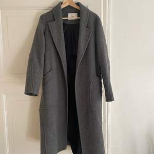 Jättefin grå kappa i storlek XS. Säljes då den är lite för liten för mig 🥺💞 ganska tung så frakt 96kr