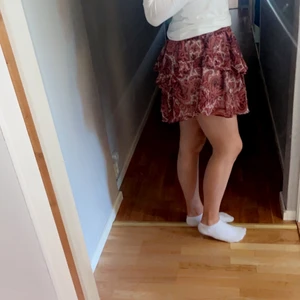 Orm mönstrad kjol - Kjol i storlek 36 aldrig använd, passar även folk med större och mindre kroppsform så den är elastisk. Inprincip aldirg använd. Säljer för 100+frakt. Finns i Borås, köpt på Gina tricot.frakten kostar 40kr😊