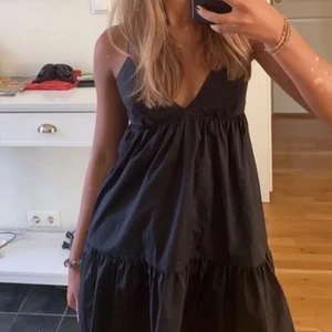 Zara klänning  - Säljer denna superfina klänning från zara, knappt använd då den inte riktigt är min stil