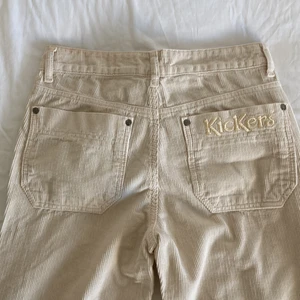 Manchesterbyxor Kickers - Helt nya, oanvända, ljusbeige manchesterbyxor, retro stil från Kickers. Beställde fel storlek. Strl. 26 men mer som 25. 