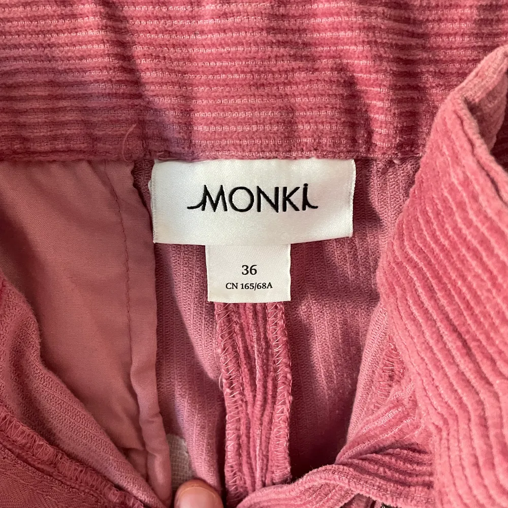 Ett par rosa manchesterbyxor från Monki. Storlek 36, använda 5 gånger. Nyskick!  Om ni önskar bättre bilder kan jag lösa det! . Jeans & Byxor.