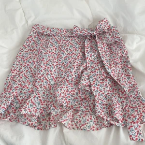 Somrig kjol strl xs - Säljer denna somriga kjolen från SHEIN i strl xs. Superbra skick! Säljer för 40kr + frakt (köpt för 119kr) ⭐️🌺⭐️