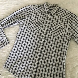 Man skjorta  - Man skjorta slim fit .storlek medium. Om ni önskar att jag tar mått,säg skriv bara 